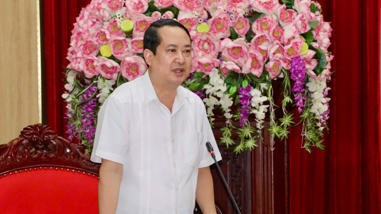 Đồng chí Mai Văn Tuất, Phó Bí thư Thường trực Tỉnh ủy, Chủ tịch Hội đồng nhân dân tỉnh Ninh Bình phát biểu tại hội nghị.