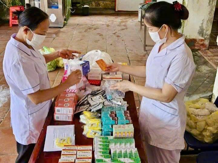 Mỗi y, bác sĩ đều luôn mang theo tinh thần “xung kích vì sức khỏe cộng đồng”, khi có lệnh triệu tập, sẵn sàng lên đường, với tinh thần nhiệt huyết, phát huy hết khả năng của mình. Mỗi y, bác sĩ đều luôn mang theo tinh thần “xung kích vì sức khỏe cộng đồng”, khi có lệnh triệu tập, sẵn sàng lên đường, với tinh thần nhiệt huyết, phát huy hết khả năng của mình.