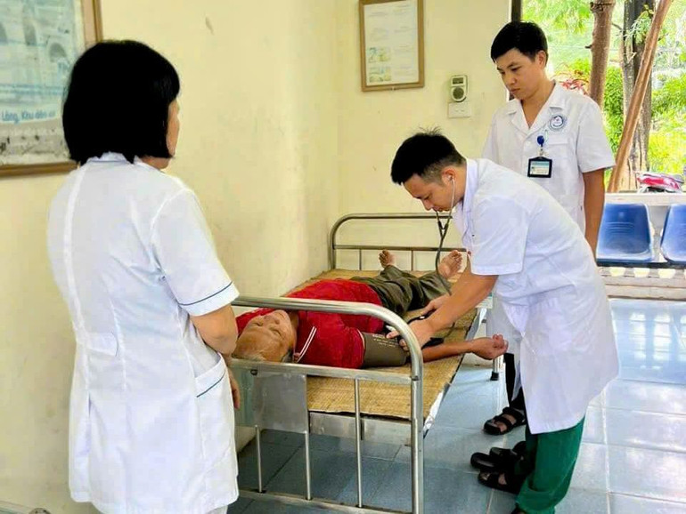 Theo đó, Đoàn với 28 cán bộ y bác sĩ chia làm 13 tổ: 1 tổ thường trực cấp cứu tại Bệnh viện Đa khoa huyện Nho Quan; 12 tổ xuống các xã bị ngập úng như: Sơn Lai, Quỳnh Lưu, Lạc Vân, Đức Long, Gia Tường, Gia Lâm, Thạch Bình, Phú Sơn, Thượng Hòa, Xích Thổ, ... Theo đó, Đoàn với 28 cán bộ y bác sĩ chia làm 13 tổ: 1 tổ thường trực cấp cứu tại Bệnh viện Đa khoa huyện Nho Quan; 12 tổ xuống các xã bị ngập úng như: Sơn Lai, Quỳnh Lưu, Lạc Vân, Đức Long, Gia Tường, Gia Lâm, Thạch Bình, Phú Sơn, Thượng Hòa, Xích Thổ, ...