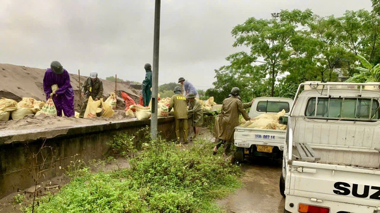 Công an tỉnh tổ chức củng cố, bồi đắp các tuyến đê, các vị trí, công trình thủy lợi xung yếu ngăn lũ lụt tràn vào khu dân cư để bảo vệ tính mạng, tài sản của nhân dân. Công an tỉnh tổ chức củng cố, bồi đắp các tuyến đê, các vị trí, công trình thủy lợi xung yếu ngăn lũ lụt tràn vào khu dân cư để bảo vệ tính mạng, tài sản của nhân dân.