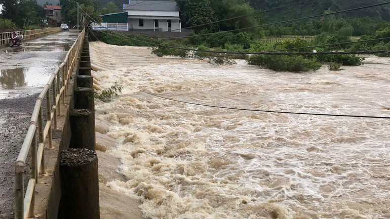 Nhân dân khu vực của hai tỉnh Hòa Bình và Nam Định đã nhận được thông báo để có biện pháp bảo đảm an toàn cho người, tài sản trong thời gian đập dâng Thác La xả lũ.