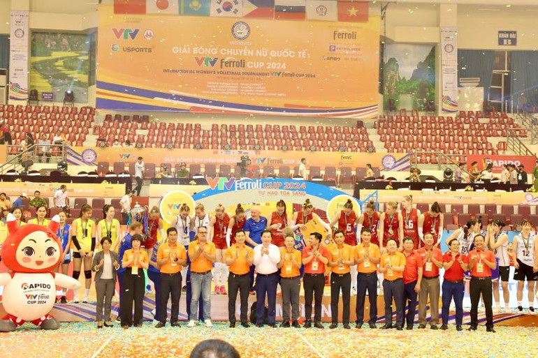 Ban tổ chức trao giải cho các đội tuyển và cá nhân.