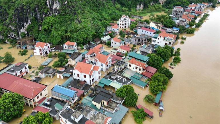 Huyện Gia Viễn đã và đang chỉ đạo cấp xã tiếp tục theo dõi chặt chẽ diễn biến mực nước lũ trên sông để báo cáo và đề xuất kịp thời các phương án xử lý các tình huống có thể xảy ra. Tiếp tục huy động các trạm bơm trên địa bàn để kịp thời điều tiết nước giảm bớt ảnh hưởng đến đời sống và sản xuất cho nhân dân. (Ảnh: THÁI BÁ)
