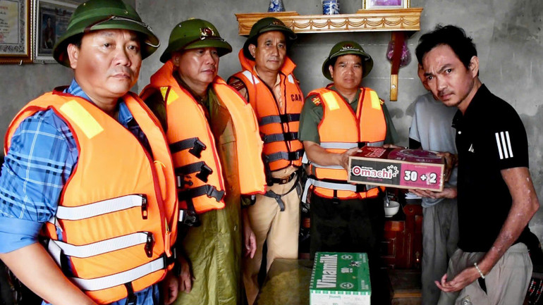 Đại tá Đặng Trọng Cường, Giám đốc Công an tỉnh Ninh Bình thăm hỏi, động viên các gia đình bị ảnh hưởng do đợt mưa lũ này. Đại tá Đặng Trọng Cường, Giám đốc Công an tỉnh Ninh Bình thăm hỏi, động viên các gia đình bị ảnh hưởng do đợt mưa lũ này.