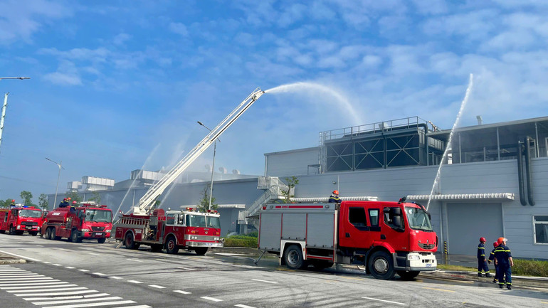 Chỉ huy chữa cháy ra lệnh tổng tấn công dập tắt đám cháy. Lúc này, các xe chữa cháy tiến hành cắt lăng cầm tay chuyển sang đội hình lăng giá cố định công suất lớn đồng loạt phun nước dập tắt đám cháy.