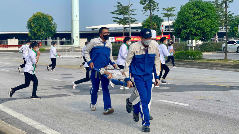 Sau khi nhận nhiệm vụ, thành viên đội phòng cháy, chữa cháy cơ sở đã chia thành các tổ để sơ tán, cứu người, sử dụng các phương tiện chữa cháy đã được trang bị.