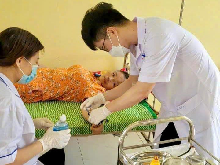 Tại các điểm hỗ trợ, Đoàn y bác sĩ bệnh viện đã nhanh chóng bố trí nhân lực khám, điều trị, cấp phát thuốc cho người dân. Tại các điểm hỗ trợ, Đoàn y bác sĩ bệnh viện đã nhanh chóng bố trí nhân lực khám, điều trị, cấp phát thuốc cho người dân.