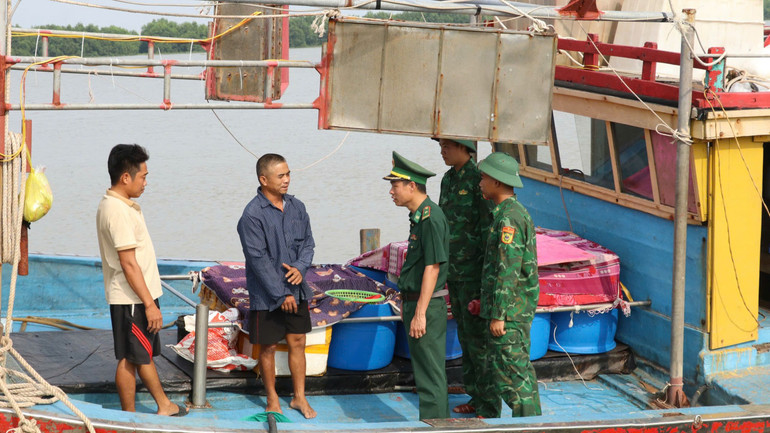 Bộ đội Biên phòng huyện Kim Sơn thông báo đến bà con ngư dân tạm dừng khai thác và sắp xếp neo đậu tàu thuyền tránh, trú an toàn trước khi bão về.