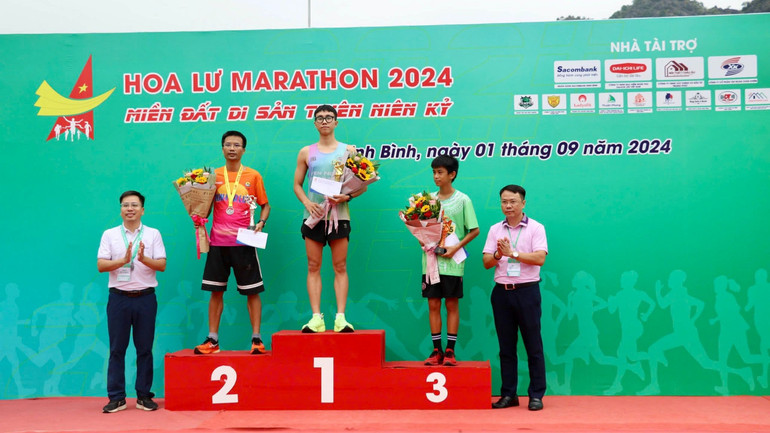 Ban Tổ chức trao giải Nhất, Nhì, Ba cho các vận động viên ở các cự ly. Ban Tổ chức trao giải Nhất, Nhì, Ba cho các vận động viên ở các cự ly.