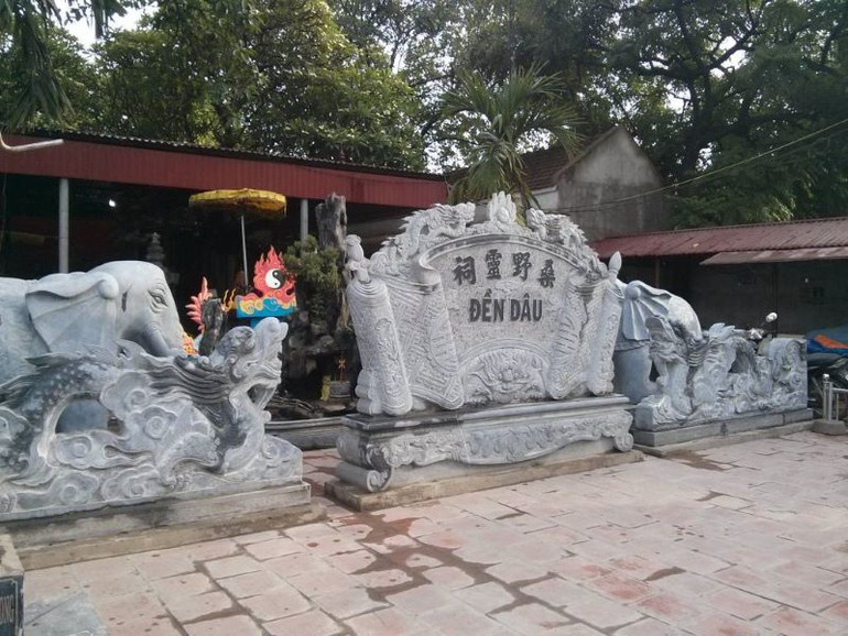 Đền Dâu có từ trước năm 1592, thuộc tổng Đàm Khánh, huyện Yên Mô (gồm địa phận các phường Yên Bình, Tân Bình, Bắc Sơn, Trung Sơn, Tây Sơn và Nam Sơn hiện nay) và các địa phương cùng nhau cúng tiến, xây dựng nên. (Ảnh: VĂN LÚA)