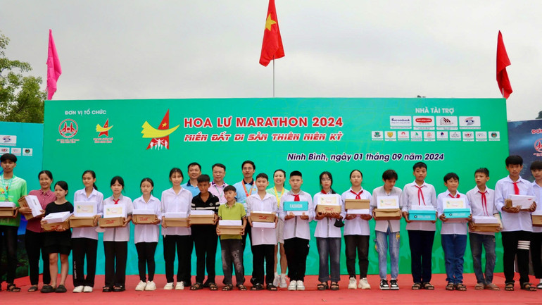 Ban Tổ chức trao tặng 21 suất học bổng cho các em học sinh có hoàn cảnh khó khăn trên địa bàn tỉnh. Ban Tổ chức trao tặng 21 suất học bổng cho các em học sinh có hoàn cảnh khó khăn trên địa bàn tỉnh.