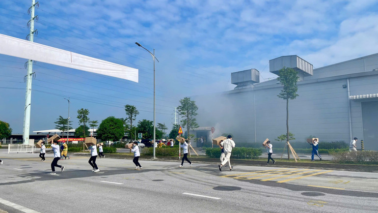 Ngay sau khi xảy ra cháy, lực lượng cơ sở phát hiện và nhanh chóng hô hoán, báo động để thông báo cho mọi người cùng biết, đồng thời vận hành các quy trình chữa cháy, cứu nạn cứu hộ tại cơ sở.