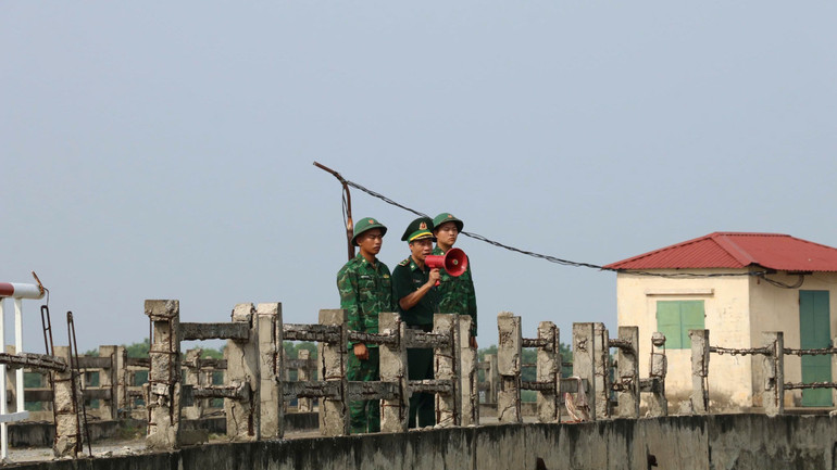 Cán bộ Đồn Biên phòng Kim Sơn tuần tra, yêu cầu ngư dân neo đậu tàu thuyền vào nơi tránh trú an toàn tại Trạm kiểm soát biên phòng Cửa Đáy.