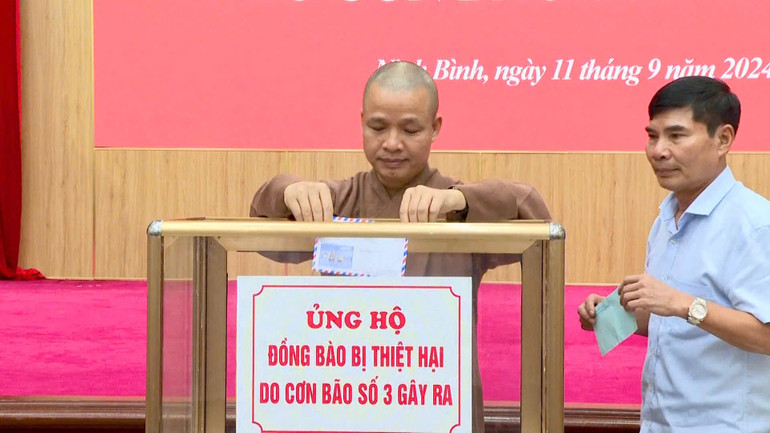 Ngay tại lễ phát động, các đồng chí lãnh đạo, các đại biểu tham gia ủng hộ trực tiếp tại hội trường.