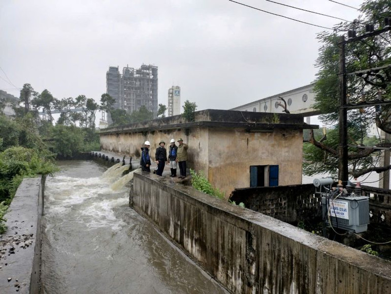 Cơ quan chức năng kiểm tra khu vực xả thải tại một số khu, cụm công nghiệp trên địa bàn huyện Yên Khánh, tỉnh Ninh Bình. (Ảnh: Văn Lúa) Cơ quan chức năng kiểm tra khu vực xả thải tại một số khu, cụm công nghiệp trên địa bàn huyện Yên Khánh, tỉnh Ninh Bình. (Ảnh: Văn Lúa)