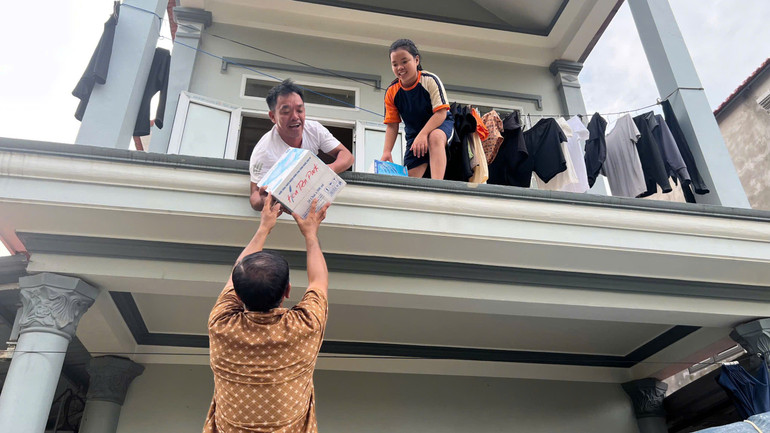 Người dân xã Gia Thủy, huyện Nho Quan tiếp nhận nhu yếu phẩm cứu trợ của các nhà hảo tâm.