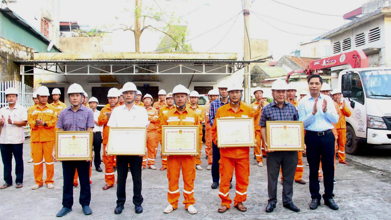 Ông Ngô Tiến Dũng - Chánh Văn phòng PC Ninh Bình (đứng thứ hai từ phải sang) đại diện Đội xung kích nhận bằng khen của Chủ tịch Ủy ban nhân dân tỉnh Quảng Ninh.