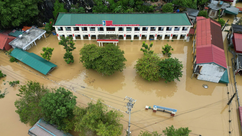 Huyện Gia Viễn đã chỉ đạo các trường ở khu vực thôn Kênh Gà cho học sinh nghỉ học, các xã trong vùng ngập lụt tăng cường tuyên truyền cho nhân dân để chuẩn bị nhu yếu phẩm cần thiết để ứng phó. (Ảnh: THÁI BÁ)