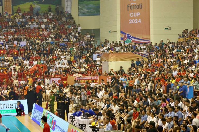 Hơn ba nghìn người hâm mộ có mặt tại Nhà thi đấu tỉnh Ninh Bình để cổ vũ trận chung kết.