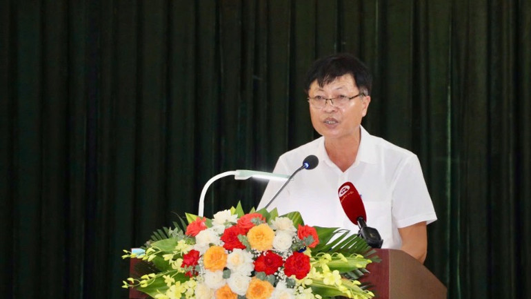 Cử tri huyện Kim Sơn phát biểu ý kiến tại buổi tiếp xúc.