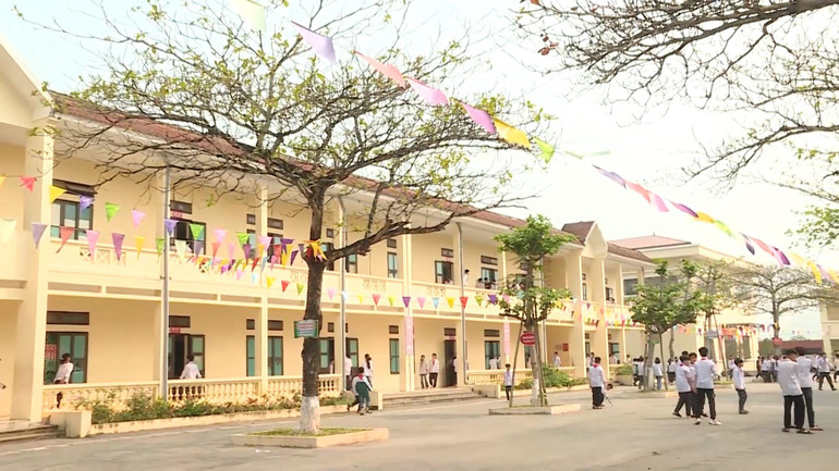 Cùng với nguồn vốn ngân sách của Trung ương, của tỉnh, huyện miền núi Nho Quan (Ninh Bình) đã huy động các nguồn lực đầu tư xây mới, nâng cấp cơ sở vật chất trường, lớp học, mua sắm trang thiết bị cho các xã vùng dân tộc thiểu số.