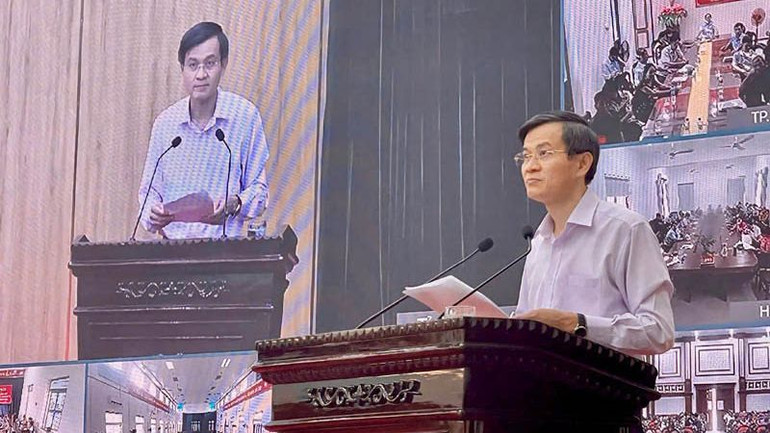 Đồng chí Đoàn Minh Huấn, Bí thư Tỉnh ủy Ninh Bình phát biểu tại hội nghị.