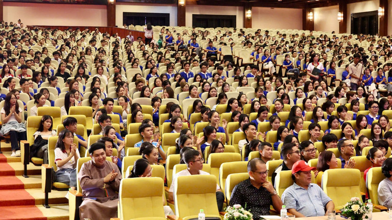 Đông đảo học sinh ở các trường đại học trên cả nước đến cổ vũ các đội thi.