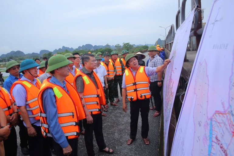 Đồng chí Phạm Quang Ngọc, Chủ tịch Ủy ban nhân dân tỉnh, Trưởng Ban Phòng, chống thiên tai và Tìm kiếm cứu nạn tỉnh Ninh Bình báo cáo với đoàn công tác về công tác ứng phó với lũ trên các sông tại Ninh Bình. (Ảnh: HẢI YẾN)