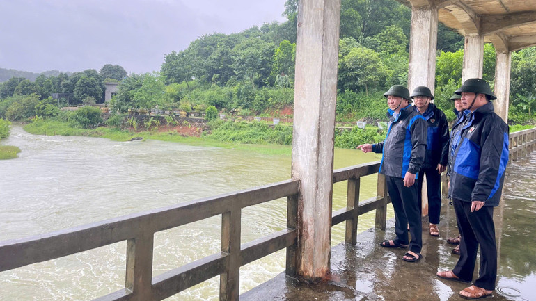 Lãnh đạo Công ty TNHH Một thành viên Khai thác công trình thủy lợi tỉnh Ninh Bình kiểm tra tại tràn Tiên Dương, hồ Yên Thắng.