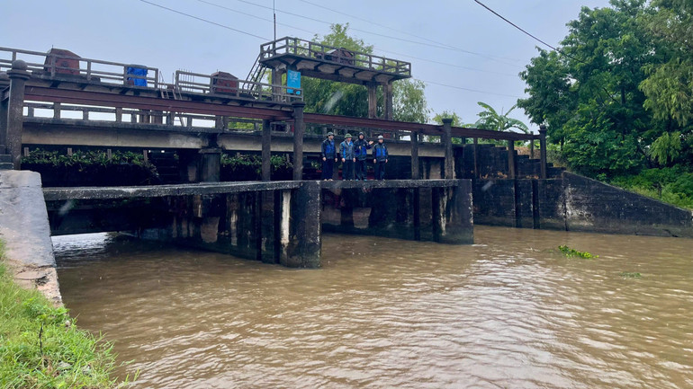 Lãnh đạo Công ty TNHH một thành viên Khai thác công trình thủy lợi tỉnh kiểm tra, chỉ đạo việc tiêu úng cho diện tích lúa mùa, nuôi trồng thủy sản và cây trồng ở huyện Kim Sơn. Lãnh đạo Công ty TNHH một thành viên Khai thác công trình thủy lợi tỉnh kiểm tra, chỉ đạo việc tiêu úng cho diện tích lúa mùa, nuôi trồng thủy sản và cây trồng ở huyện Kim Sơn.