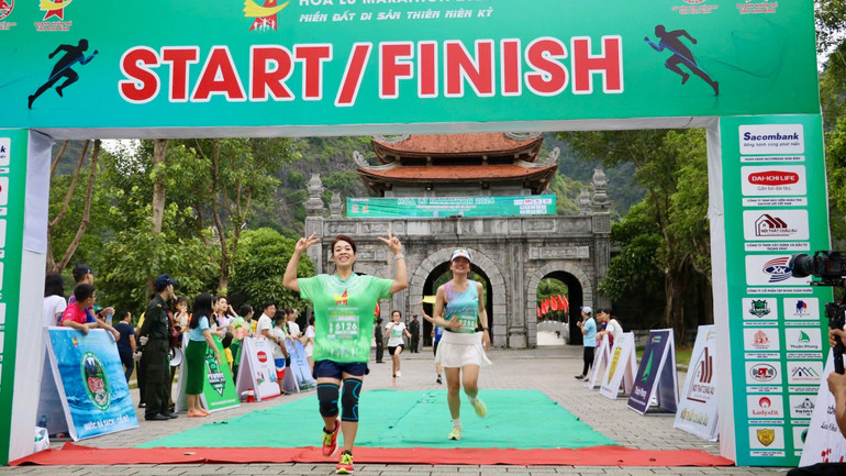 Các vận động viên phấn khởi khi hoàn thành cự ly của mình. Các vận động viên phấn khởi khi hoàn thành cự ly của mình.