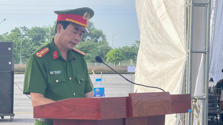 Thượng tá Trần Xuân Phú, Phó Giám đốc Công an tỉnh Ninh Bình phát biểu tại buổi diễn tập.