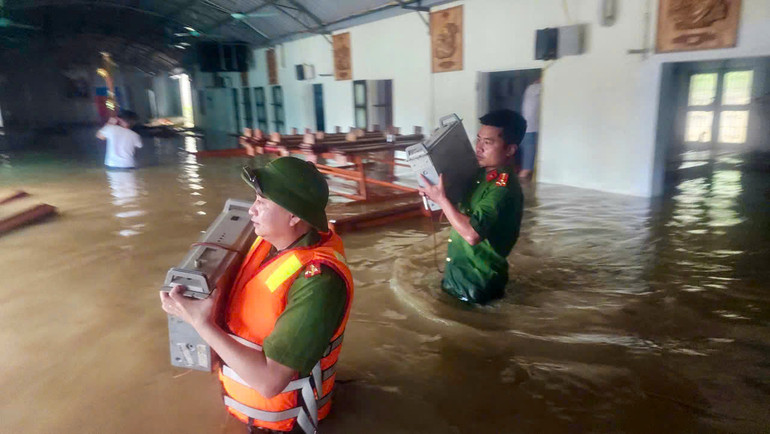 Công an tỉnh Ninh Bình giúp người dân di dời tài sản lên khu vực an toàn. Công an tỉnh Ninh Bình giúp người dân di dời tài sản lên khu vực an toàn.