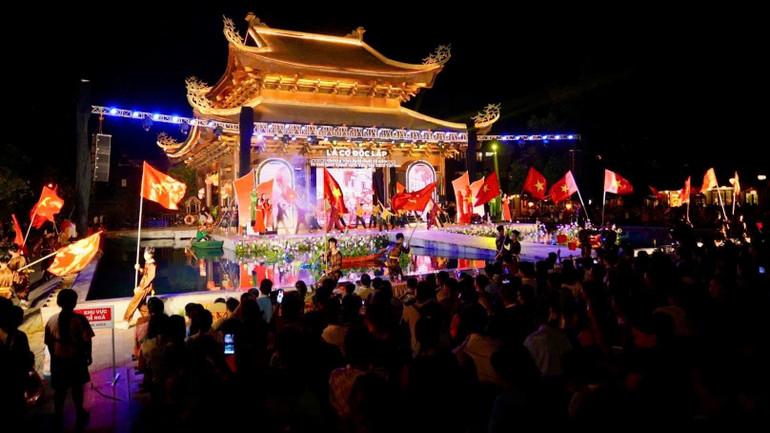 Chương trình nghệ thuật "Lá cờ Độc lập" diễn ra tại Phố cổ Hoa Lư (Ninh Bình) diễn ra vào tối 2/9 thu hút đông đảo nhân dân và du khách tham dự.