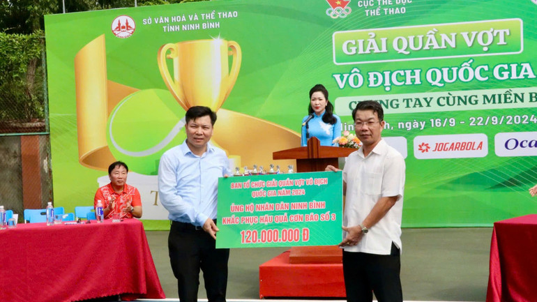 Đại diện Ban tổ chức giải trao số tiền 120 triệu đồng cho Ủy ban Mặt trận Tổ quốc Việt Nam tỉnh Ninh Bình để ủng hộ đồng bào bị thiên tai bão lũ.
