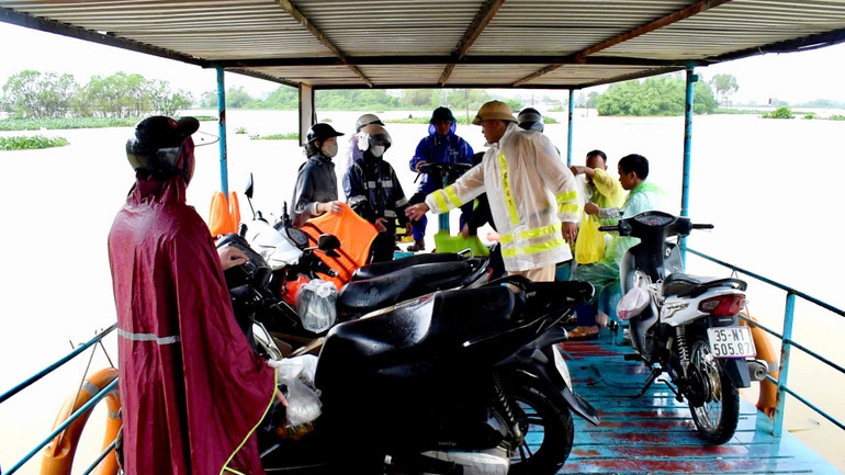 Công an tỉnh Ninh Bình luôn duy trì quân số tối đa thường trực tại hiện trường, đồng thời tuyên truyền và hướng dẫn người dân, chủ tàu, đò, thuyền tuân thủ các quy định về an toàn giao thông đường thủy. Công an tỉnh Ninh Bình luôn duy trì quân số tối đa thường trực tại hiện trường, đồng thời tuyên truyền và hướng dẫn người dân, chủ tàu, đò, thuyền tuân thủ các quy định về an toàn giao thông đường thủy.