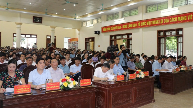 Các đại biểu tham dự buổi tiếp xúc cử tri tại thành phố Tam Điệp.