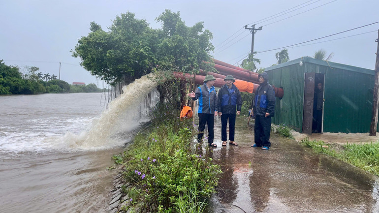 Công ty TNHH một thành viên Khai thác công trình thủy lợi tỉnh Ninh Bình thành lập nhiều trạm bơm dã chiến chống ngập úng ở các vùng trọng điểm của tỉnh. Công ty TNHH một thành viên Khai thác công trình thủy lợi tỉnh Ninh Bình thành lập nhiều trạm bơm dã chiến chống ngập úng ở các vùng trọng điểm của tỉnh.
