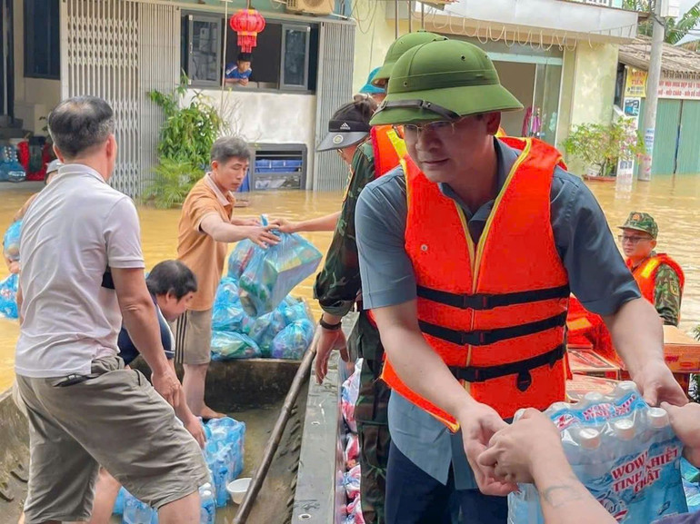 Lãnh đạo huyện Nho Quan thăm hỏi người dân tại các xã bị ảnh hưởng.