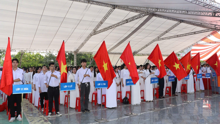 Lễ Khai giảng ở Trường trung học phổ thông Chuyên Lương Văn Tụy (thành phố Ninh Bình).