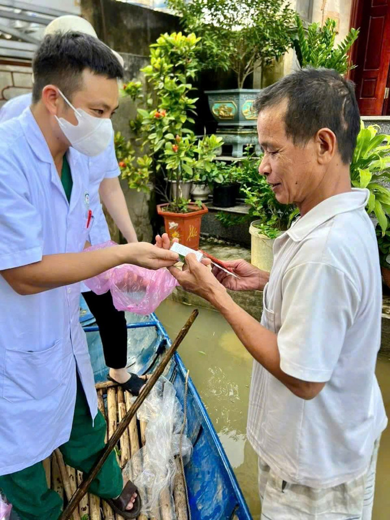 Người dân được khám trực tiếp tại trạm y tế xã. Đối với các xã trong tình trạng nước lũ vẫn chưa rút, Đoàn cử cán bộ đến phát thuốc tại các hộ gia đình. Người dân được khám trực tiếp tại trạm y tế xã. Đối với các xã trong tình trạng nước lũ vẫn chưa rút, Đoàn cử cán bộ đến phát thuốc tại các hộ gia đình.