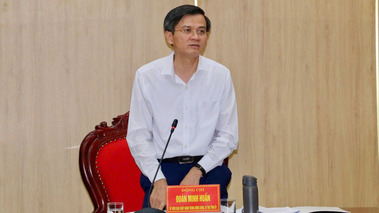 Đồng chí Đoàn Minh Huấn, Bí thư Tỉnh ủy Ninh Bình phát biểu tại hội nghị.