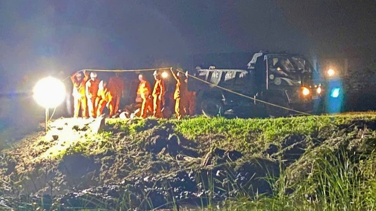 Đội xung kích PC Ninh Bình làm việc xuyên đêm để hoàn thành tiến độ công việc.