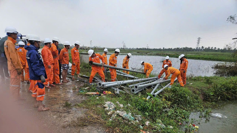 Thực hiện nghiêm túc chỉ đạo Giám đốc Công ty Điện lực Ninh Bình, lực lượng xung kích của công ty luôn nỗ lực với tinh thần cao nhất trong quá trình làm việc, thi công; đồng thời, giữ an toàn tuyệt đối cho bản thân, đồng nghiệp.