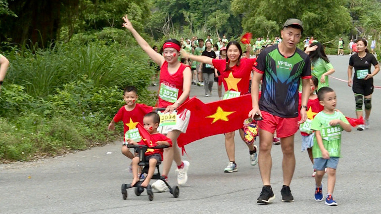 Mỗi cung đường chạy là hành trình cho các vận động viên được trải nghiệm và hòa mình vào nét đẹp văn hóa, lịch sử và thiên nhiên của vùng đất di sản Ninh Bình. Mỗi cung đường chạy là hành trình cho các vận động viên được trải nghiệm và hòa mình vào nét đẹp văn hóa, lịch sử và thiên nhiên của vùng đất di sản Ninh Bình.