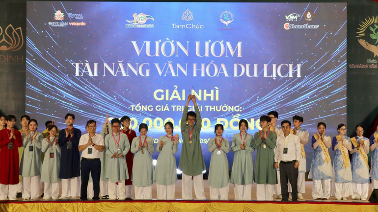 Ban tổ chức trao giải Nhì cho đội Hoàng thành Thăng Long.