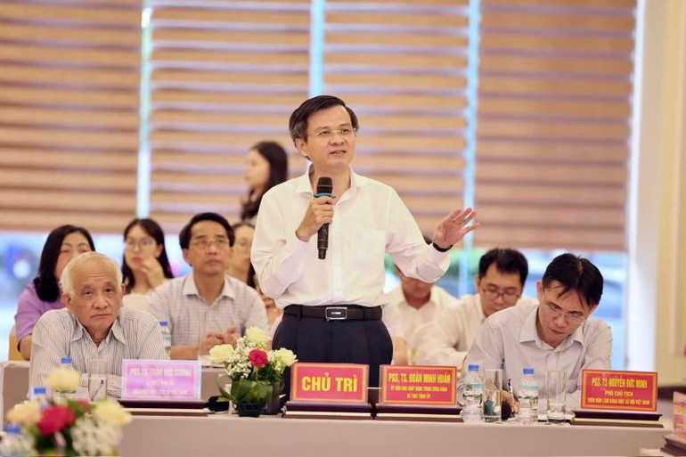 Đồng chí Đoàn Minh Huấn, Ủy viên Trung ương Đảng, Bí thư Tỉnh ủy Ninh Bình phát biểu tại buổi tọa đàm. (Ảnh: Yến Trinh)