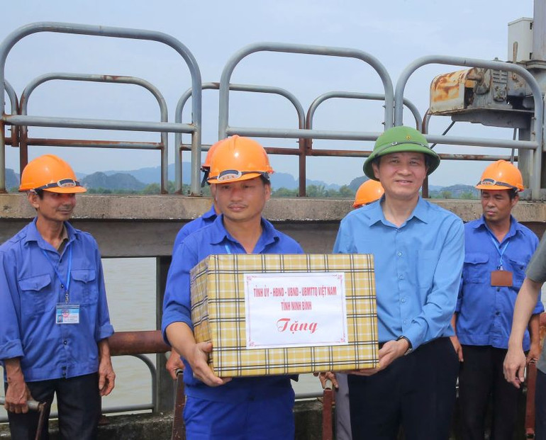 Đồng chí Đoàn Minh Huấn, Ủy viên Trung ương Đảng, Bí thư Tỉnh ủy Ninh Bình trao quà động viên các cán bộ, công nhân viên Công ty TNHH MTV khai thác công trình thủy lợi Ninh Bình. (Ảnh: HẢI YẾN)