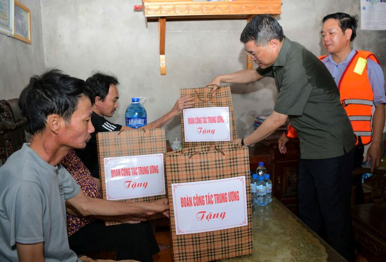 Đồng chí Lê Minh Hưng, Ủy viên Bộ Chính trị, Bí thư Trung ương Đảng, Trưởng Ban Tổ chức Trung ương tặng quà động viên các gia đình bị ngập lụt tại Kênh Gà, huyện Gia Viễn, tỉnh Ninh Bình. (Ảnh: HẢI YẾN)