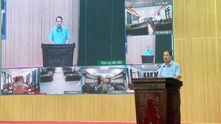 Đồng chí Mai Văn Tuất, Phó Bí thư Thường trực Tỉnh ủy, Chủ tịch Hội đồng nhân dân tỉnh Ninh Bình quán triệt Chỉ thị số 35-CT/TW của Bộ Chính trị và hướng dẫn số 27 của Ban Tổ chức Trung ương.